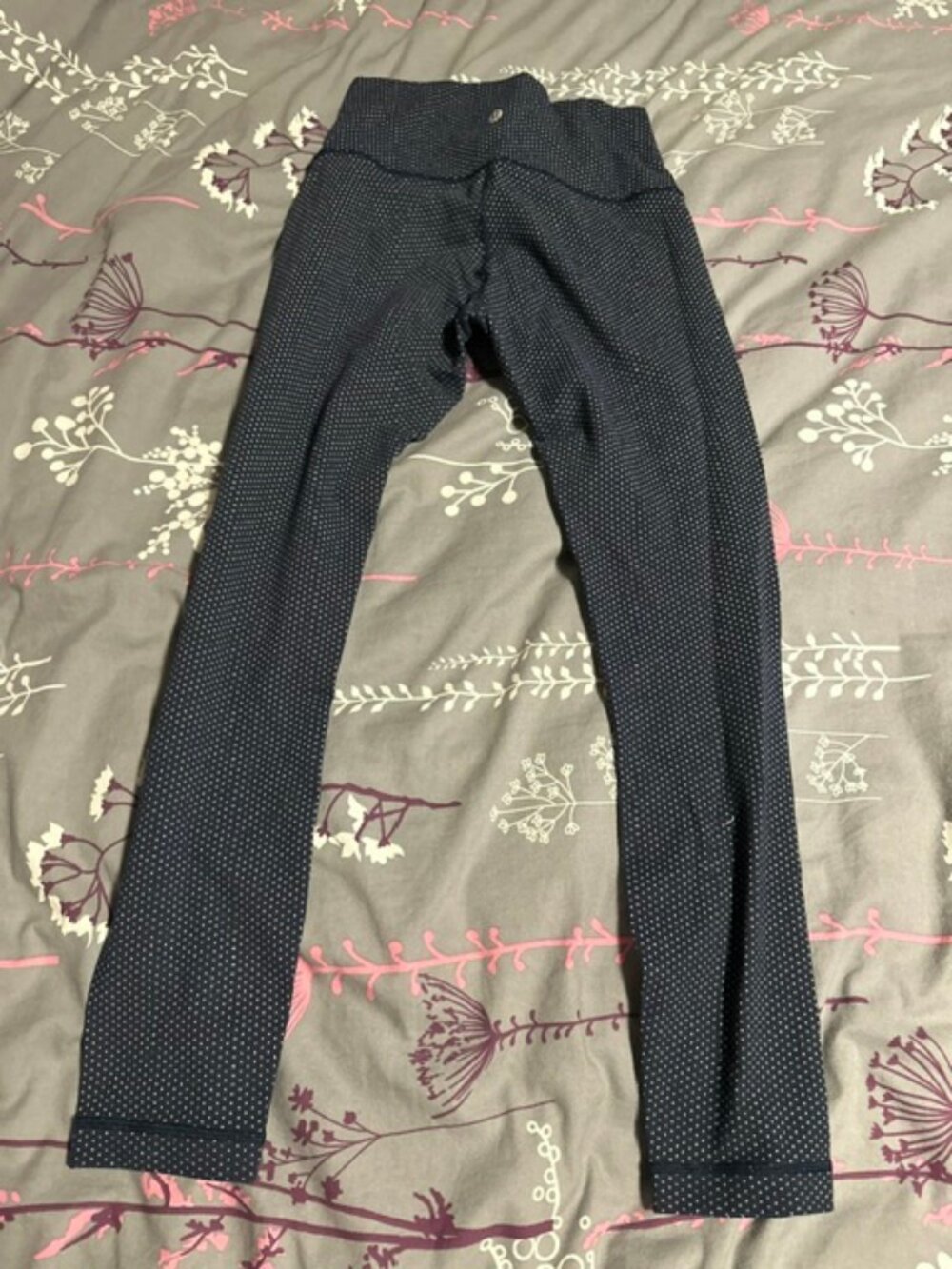 Lululemon HR WUnder under leggings size 6 navy/white polka dot